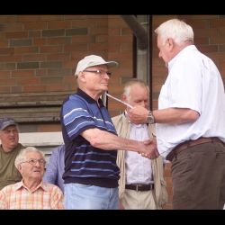 2014_Gunter_Bergt_bergibt_die_Ehrennader_in_Gold_E._Westphal_Small