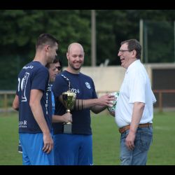 2023-2024_Pokalübergabe_an_Roßweiner_SV_